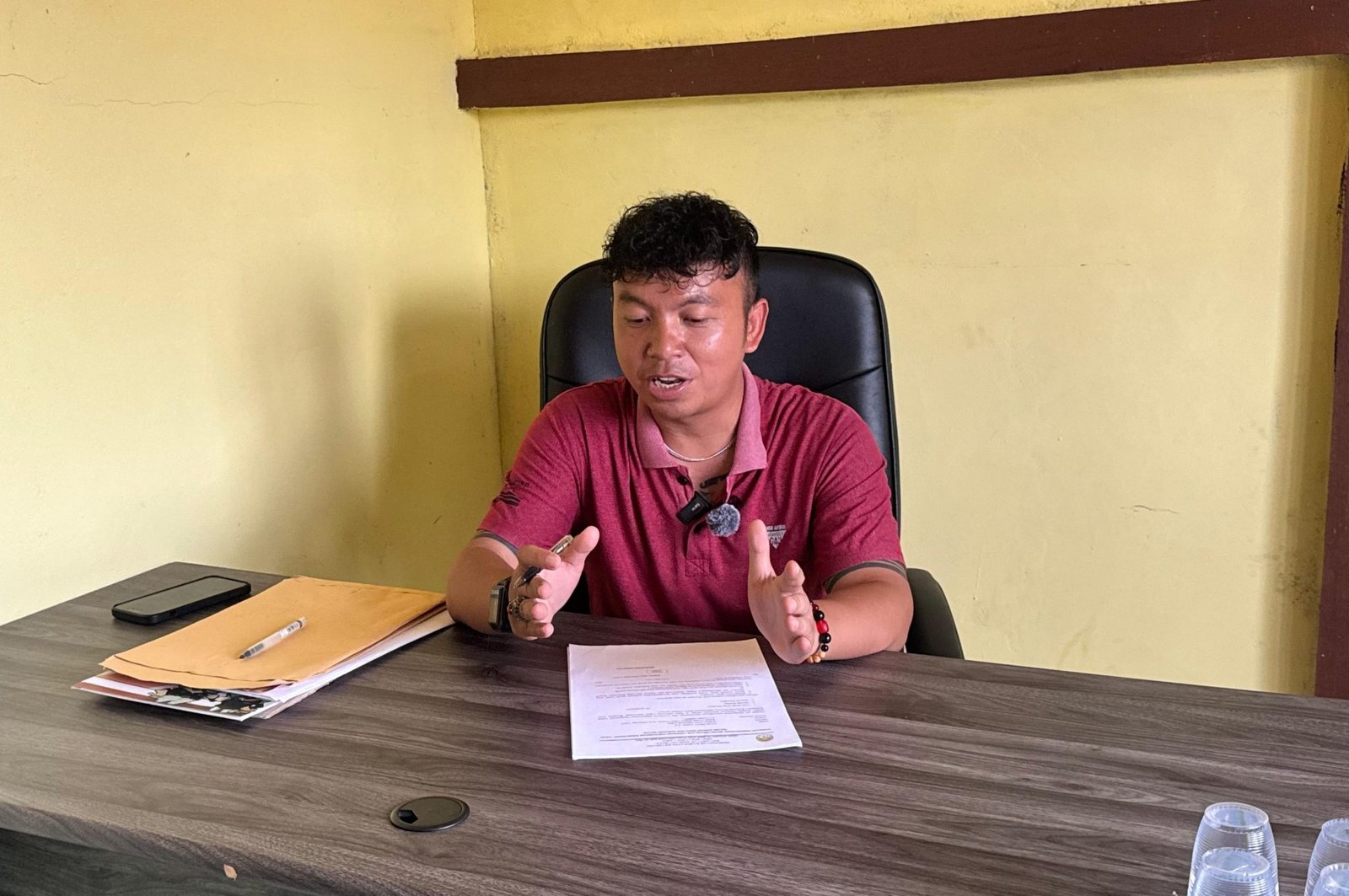 "Kepala Desa Sekucing Labai, Martinus Asen. (Dok. Faktakalbar.id)"