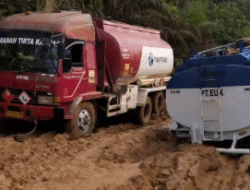 Jalan Berlumpur di Ketapang Ganggu Mobilitas Warga dan Distribusi Barang