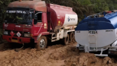 Kondisi terkini jalan Lembah Hijau-Tayap di Ketapang. Dua mobil tangki bahan bakar amblas dan terjebak di jalan yang berlumpur tebal, Senin (22/9/2025).