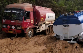 Kondisi terkini jalan Lembah Hijau-Tayap di Ketapang. Dua mobil tangki bahan bakar amblas dan terjebak di jalan yang berlumpur tebal, Senin (22/9/2025).