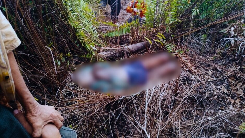 Proses evakuasi jasad Satrawi, pria lansia yang ditemukan meninggal dunia di sebuah kebun di Dusun Jaya, Desa Sungai Enau.