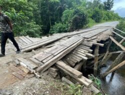 Personel TNI dan Warga Bahu Membahu Perbaiki Jembatan Rusak di Nanga Mahap