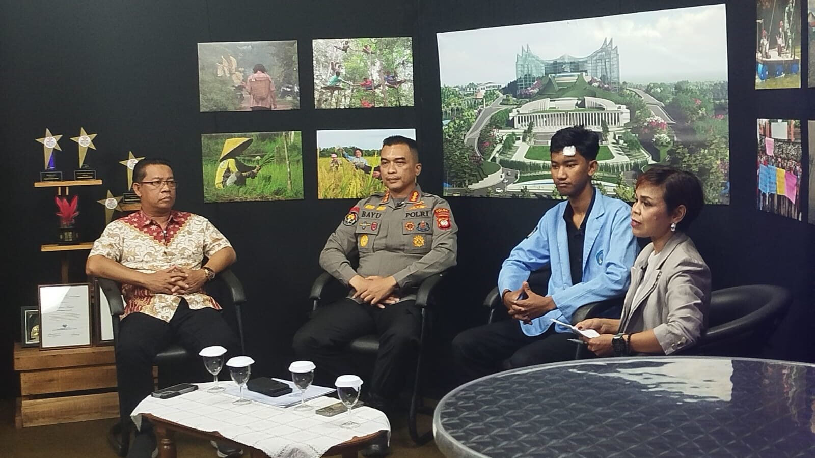 Kabidhumas Polda Kalbar Kombes Pol. Dr. Bayu Suseno saat menjadi narasumber dalam talkshow di Studio Ruai TV Pontianak, Selasa (2/9/2025).
