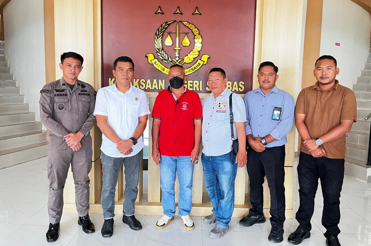 "Kejaksaan Negeri (Kejari) Sambas resmi menetapkan Kepala Desa Bentunai, Kecamatan Selakau, berinisial P sebagai tersangka dalam kasus dugaan tindak pidana korupsi pengelolaan Dana Desa tahun anggaran 2020, 2021, dan 2022, Kamis (11/9/2025). (Dok. Kejari Sambas)"