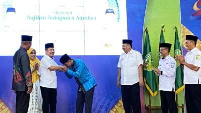 "Bupati Sambas, Satono melepas Kafilah Kabupaten Sambas ke MTQ Kapuas Hulu, Rabu (10/9/2025). (Dok. DNS/Faktakalbar.id)"