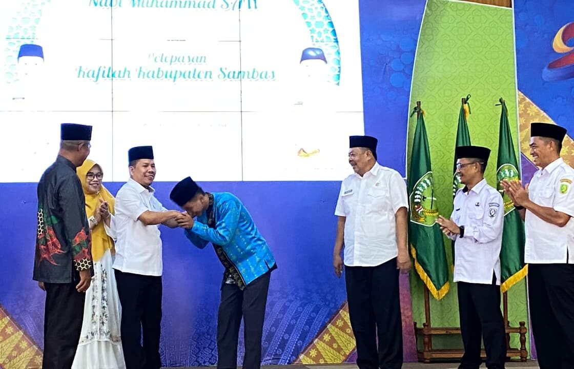 "Bupati Sambas, Satono melepas Kafilah Kabupaten Sambas ke MTQ Kapuas Hulu, Rabu (10/9/2025). (Dok. DNS/Faktakalbar.id)"