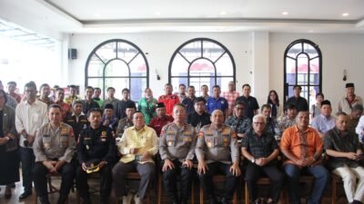 "Suasana kegiatan Jumat Curhat Kapolda Kalbar bersama masyarakat di salah satu warung kopi Pontianak, Jumat (12/9/2025). (Dok. Polda Kalbar to Faktakalbar.id)"