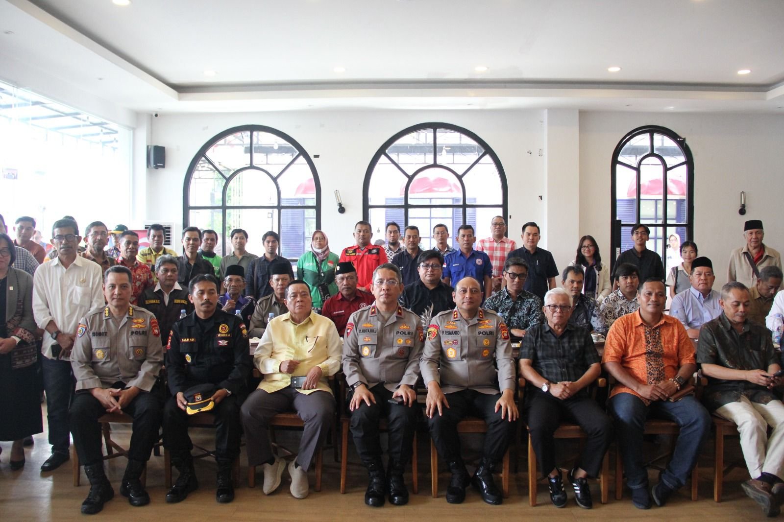 "Suasana kegiatan Jumat Curhat Kapolda Kalbar bersama masyarakat di salah satu warung kopi Pontianak, Jumat (12/9/2025). (Dok. Polda Kalbar to Faktakalbar.id)"