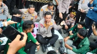 Kapolda Sumatera Utara Irjen Whisnu Hermawan Februanto menemui puluhan mahasiswa Universitas Sumatera Utara yang menggelar demonstrasi di depan Markas Polda Sumut, Medan.
