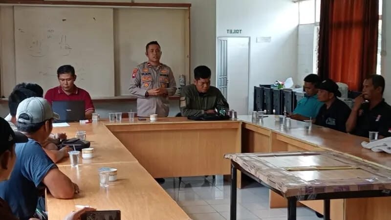 Suasana mediasi kasus dugaan pencurian tandan buah segar di Polsek Kuala Mandor B, Kubu Raya. (Dok. Polres Kubu Raya)