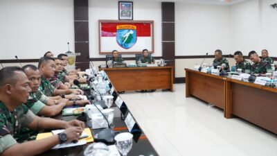 Kasdam XII/Tanjungpura Brigjen TNI Putra Widyawinaya saat memberikan sambutan dalam pembukaan Reviu Reformasi Birokrasi Tingkat Kotama TNI AD TA 2025 di Ruang Yudha Makodam XII/Tpr.