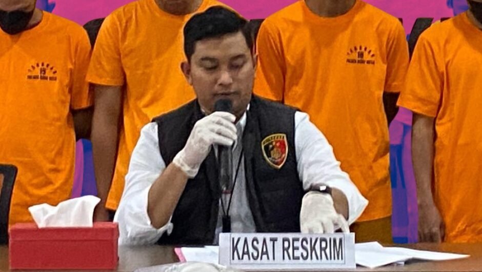 Kasat Reskrim Polres Kubu Raya, Iptu Nunut Rivaldo Simanjuntak memberikan keterangan pers terkait penangkapan seorang residivis kasus pencabulan berkedok pengobatan spiritual.