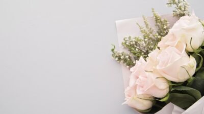 "Membeli bunga lebih dari sekadar hobi. Ketahui 3 hal menyenangkan dari membeli bunga, mulai dari meningkatkan suasana hati, simbolisasi perasaan, hingga mendukung komunitas lokal. "