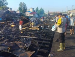 Kebakaran Hebat di Kubu Raya Hanguskan 10 Bangunan, Kerugian Ditaksir Rp1 Miliar