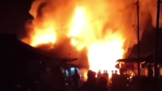 Asap tebal membumbung tinggi dari deretan bangunan yang terbakar hebat di Jalan Medan Seri, Desa Padang Tikar II, Kecamatan Batu Ampar. (Dok. Ist)