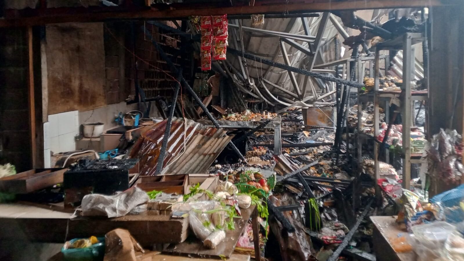 Puing-puing ruko di Pasar Senggol, Kubu Raya, yang hangus terbakar, menyisakan kerugian bagi para pedagang.