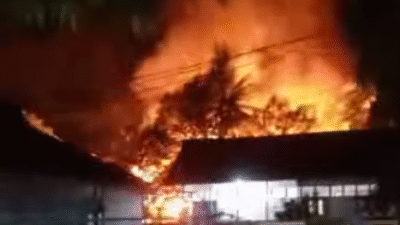 Api berkobar melahap sebuah rumah warga di Jalan Gajah Masa, Kelurahan Tanjung Puri, Sintang, pada Minggu (/9/2025) malam.