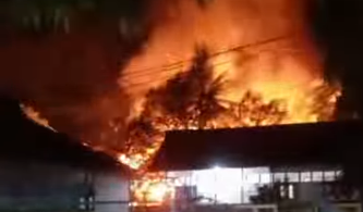 Api berkobar melahap sebuah rumah warga di Jalan Gajah Masa, Kelurahan Tanjung Puri, Sintang, pada Minggu (/9/2025) malam.