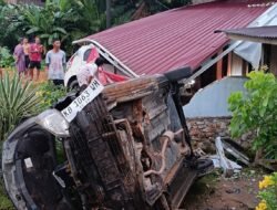 Pengemudi Tabrak Mobil dan Rumah di Senyabang Akibat Menghindari Anjing