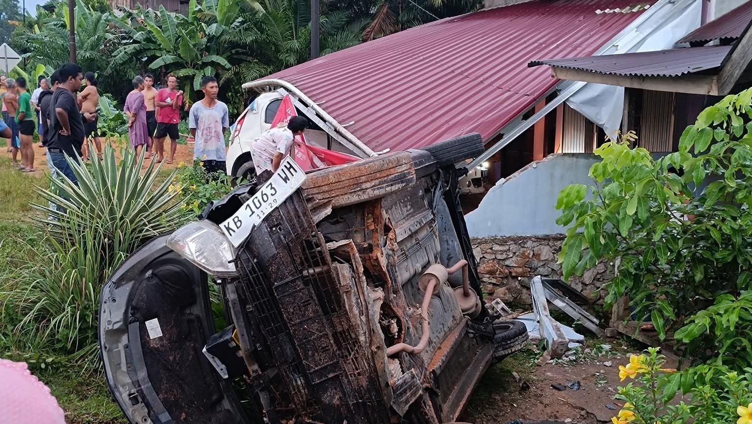 Sebuah mobil terguling di Jalan Senyabang, Kabupaten Sanggau. Kecelakaan ini terjadi karena pengemudi berusaha menghindari seekor anjing yang melintas.