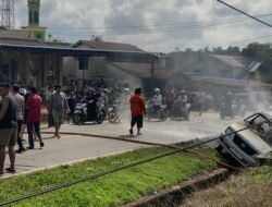 Sebuah Mobil Terperosok ke Parit dan Terbakar di Depan SPBU Sosok