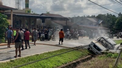 Proses pemadaman mobil yang terbakar setelah terperosok ke parit di Tayan Hulu, Sanggau.