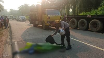 Petugas kepolisian sedang melakukan olah tempat kejadian perkara setelah insiden kecelakaan yang menewaskan seorang pelajar di Jalan Ampar-Batang Tarang, Sanggau.