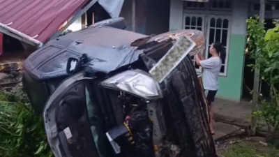 Kondisi mobil yang mengalami kerusakan setelah menabrak kendaraan lain dan teras rumah warga di Senyabang, Sanggau. (Dok. Ist)