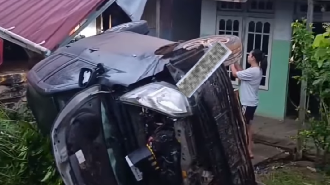 Kondisi mobil yang mengalami kerusakan setelah menabrak kendaraan lain dan teras rumah warga di Senyabang, Sanggau. (Dok. Ist)