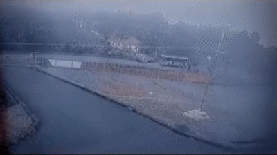 Tangkapan layar dari rekaman CCTV yang memperlihatkan detik-detik sebelum kecelakaan tragis antara sepeda motor dan bus di turunan Induk Gardu Sekadau pada Rabu, (17/9/2025). (Dok. Ist)