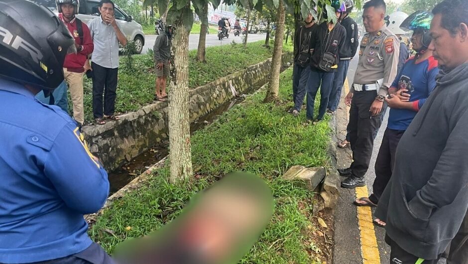 Petugas kepolisian mengevakuasi jenazah korban kecelakaan tunggal di Jalan Arteri Supadio, Kubu Raya. Foto: HO/Faktakalbar.id