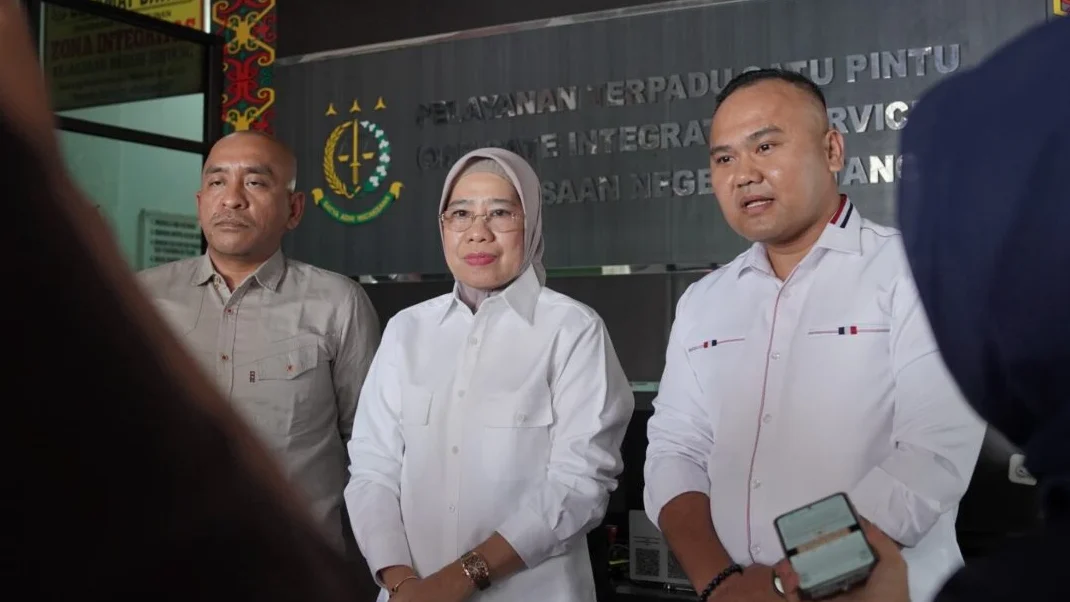 Kejaksaan Negeri Sintang memberikan keterangan pers mengenai penggeledahan yang dilakukan di Kantor PDAM Tirta Senentang, terkait dugaan korupsi rekening uang pelanggan.