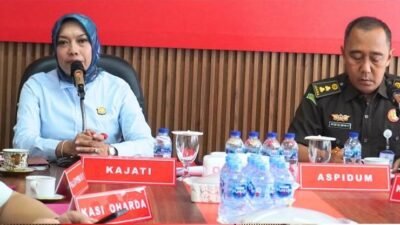 Kajati Kalbar Ahelya Abustam memimpin ekspose permohonan Restorative Justice (RJ) di Ruang Vidcon Pidum Kejati Kalbar yang dihadiri oleh jajaran Kejati dan diikuti secara virtual oleh seluruh Kejari dan Kacabjari se-Kalbar. (Dok. Ist)