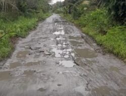Warga Semayong Sambas Keluhkan Jalan Rusak dan Minim Penerangan