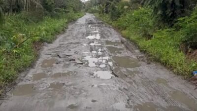 "Warga RT 06 Kampung Semayong, Sambas mengeluhkan kondisi jalan utama yang rusak dan minimnya penerangan jalan di malam hari. (Dok. Ist)"
