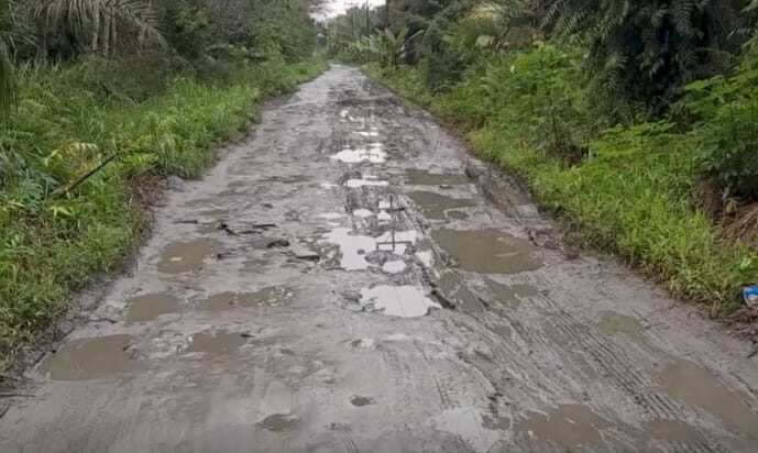 "Warga RT 06 Kampung Semayong, Sambas mengeluhkan kondisi jalan utama yang rusak dan minimnya penerangan jalan di malam hari. (Dok. Ist)"
