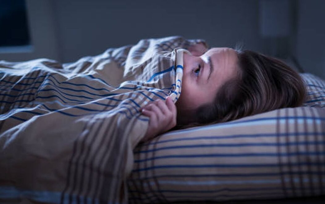 "Cari tahu alasan ilmiah di balik mimpi buruk. Pahami bagaimana stres, aktivitas otak, dan gaya hidup dapat memengaruhi mimpi yang Anda alami."