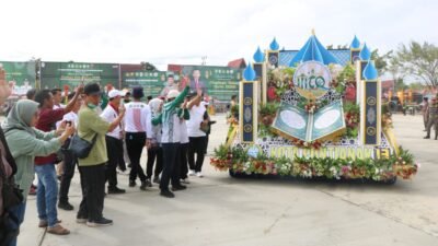 Kendaraan hias Kafilah Kota Pontianak tampil memukau pada Pawai Ta'aruf MTQ XXXIII Tingkat Provinsi Kalbar di Putussibau, Kapuas Hulu.