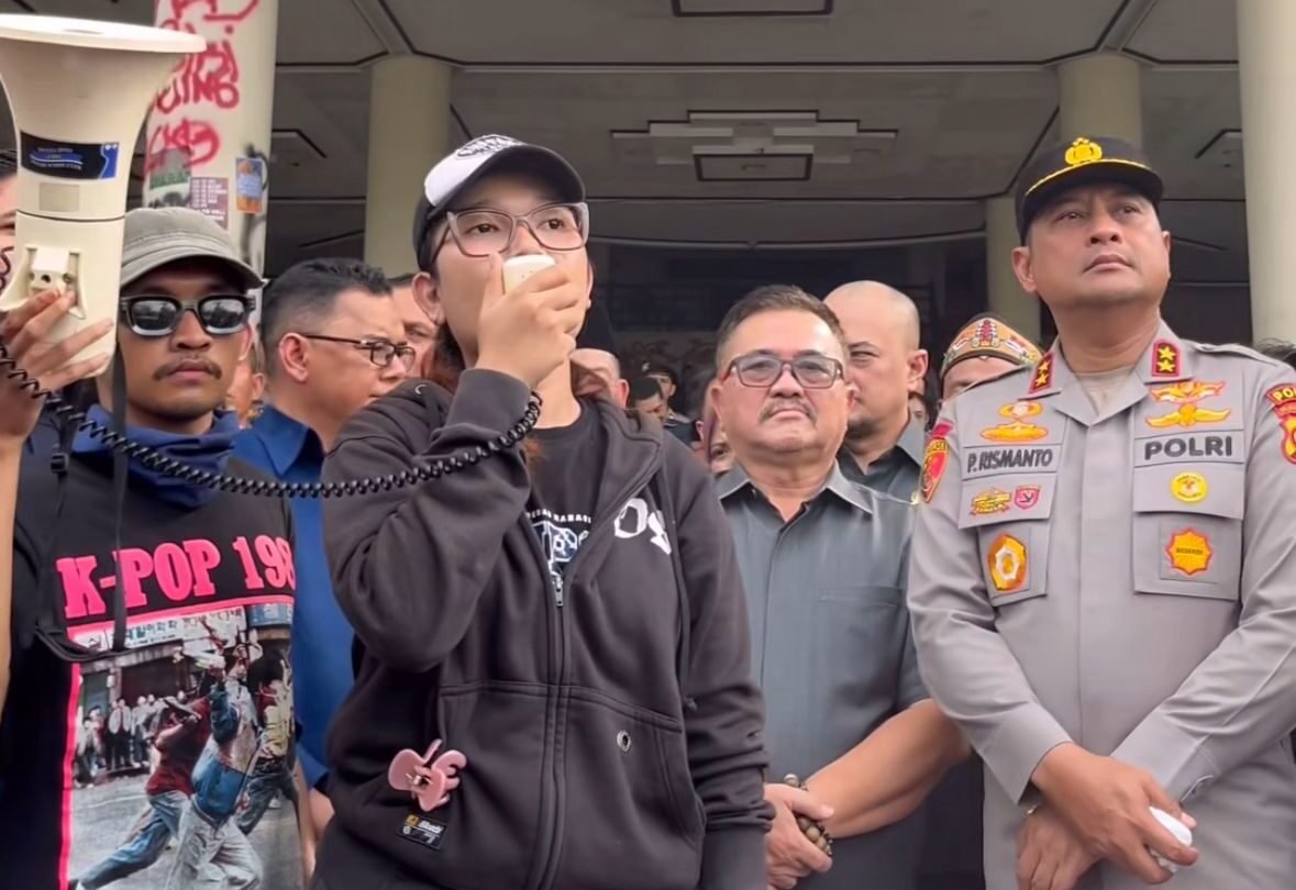 "Presiden Mahasiswa FISIP UNTAN, Ujyan Debora Ketrin Tini Malau, menyampaikan orasi, mendesak Kapolda Kalimantan Barat untuk mengusut tuntas dugaan keterlibatan aparat penegak hukum (APH) dalam pembekingan tambang ilegal. (Dok. Faktakalbar.id)"