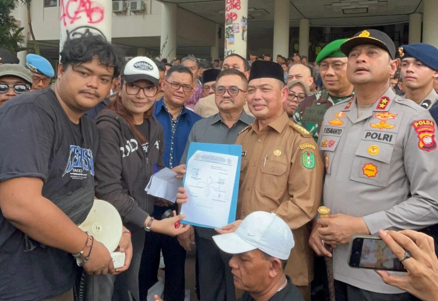 " Ketua BEM FISIP UNTAN, Debora, bersama perwakilan mahasiswa lainnya saat menyerahkan berkas tuntutan kepada pihak Ketua DPRD, Gubernur dan Polda Kalimantan Barat. (Dok. Faktakalbar.id)"