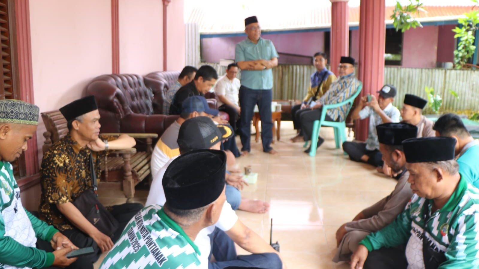 Ketua Umum LPTQ Kota Pontianak, Amirullah, saat meninjau akomodasi dan memberikan arahan kepada para peserta kafilah Pontianak di Putussibau, Kapuas Hulu, untuk memastikan kesiapan mereka menghadapi MTQ XXXIII Tingkat Provinsi Kalimantan Barat.