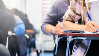 "Hadapi ujian tengah semester (UTS) pertamamu di kampus? Jangan panik! Ikuti 4 langkah persiapan matang ini, mulai dari memahami sistem hingga strategi hari-H khusus maba."