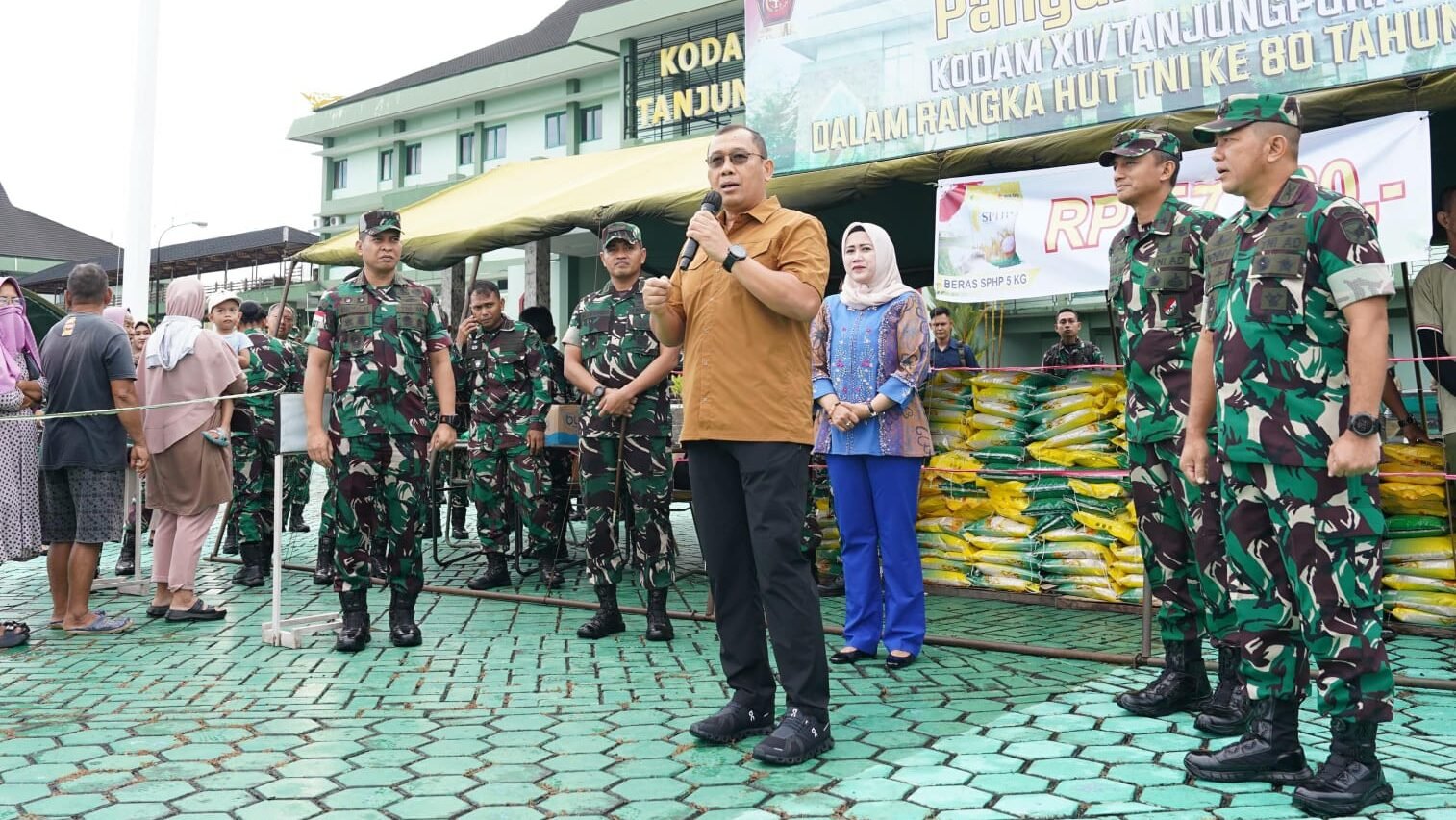 Wakapendam XII/Tpr, Letkol Inf Agung W Palupi, bersama pejabat Kodam meninjau Gerakan Pangan Murah di Lapangan Tidayu, Kubu Raya. Foto: HO/Faktakalbar.id