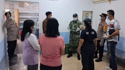 Komandan Koramil 11/Tayan Hulu, Letda Arm Aswan, saat meninjau langsung pelaksanaan Program Makan Sehat Bergizi untuk memastikan kelancaran distribusi dan kualitas makanan yang diterima oleh siswa di Sekolah PPG Yayasan Sumber Rezeki Sempurna, Desa Sosok.