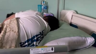 Kondisi terkini driver Gojek yang menjadi korban penganiayaan oleh oknum TNI di Pontianak, saat dirawat di Rumah Sakit Medika Djaya.