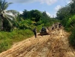 Akses Warga Terhambat, Jalan Menuju Ketungau Tengah Sintang Rusak Parah