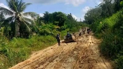 Akses Warga Terhambat, Jalan Menuju Ketungau Tengah Sintang Rusak Parah