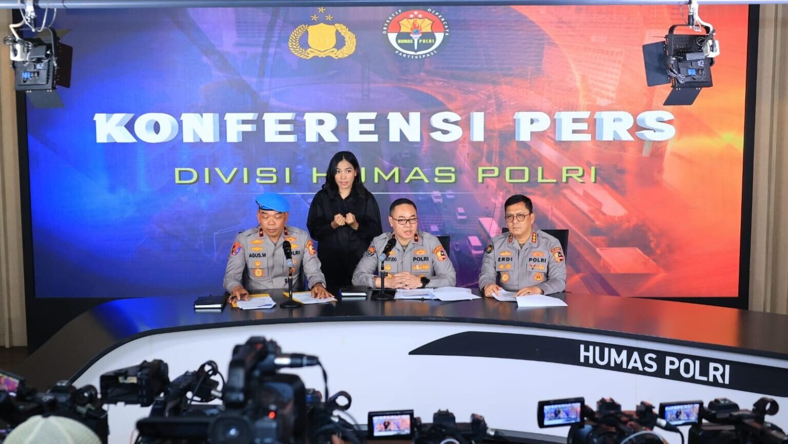 Brigjen Pol. Agus Wijayanto didampingi jajaran Divisi Propam Polri saat menyampaikan hasil pemeriksaan terkait insiden yang melibatkan tujuh personel Brimob terlibat pelanggaran dalam kasus meninggalnya pengemudi ojek online, Affan Kurniawan, di Jakarta, Senin (1/9/2025).