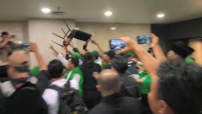 Suasana Muktamar X PPP di Ancol, Jakarta Pusat, yang diwarnai kericuhan dan konflik internal terkait pemilihan ketua umum.