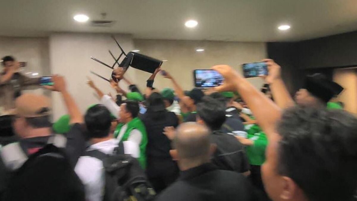Suasana Muktamar X PPP di Ancol, Jakarta Pusat, yang diwarnai kericuhan dan konflik internal terkait pemilihan ketua umum.